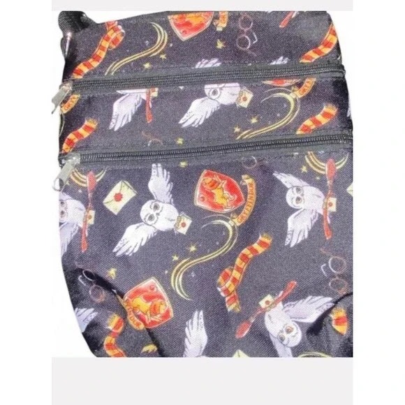 Harry Potter Passport Bag Travel Crossbody Purse Gryffindor Hedwig - Picture 2 of 7